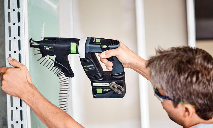 Conoce las herramientas y útiles necesarios para instalar Pladur o Yeso laminado. En Pladur Barcelona te ofrecemos servicios de instalación profesional y de calidad.